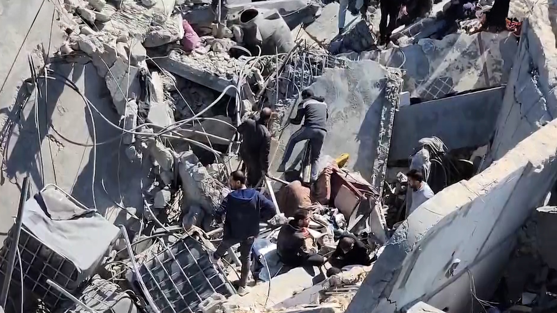 الاحتلال يقصف بناية من 5 طوابق في مخيم النصيرات