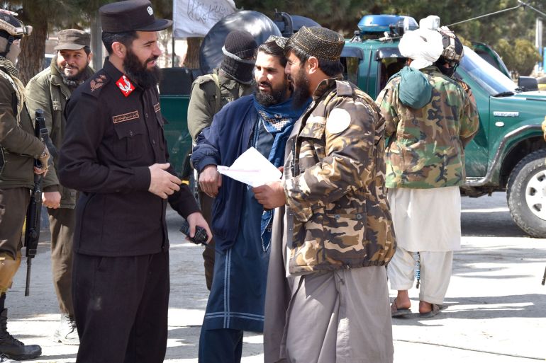 الصورة الخامسة والسادسة: خالد زدران في زي الشرطة في نقطة تفتيش أمام الداخلية الأفغانية في كابل.