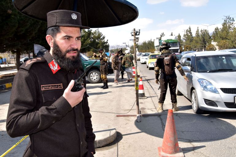 الصورة الرابعة: خالد زدران في نقطة تفتيش مع زملائه من مسلحي طالبان أمام وزارة الداخلية الأفغانية وسط العاصمة كابل.