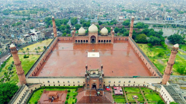 إطلالة من الجوّ على مسجد "بادشاهي" التاريخي في لاهور