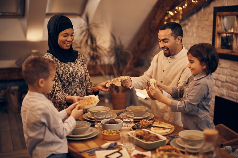 كيف تأكل في رمضان وما الترتيب المثالي للوجبات؟ Shutterstock_2131454041-1710240471