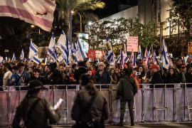 إسرائيليون يتظاهرون في تل أبيب ضد رئيس الوزراء بنيامين نتنياهو وحكومته ويطالبون باستقالته وانتخابات مبكرة (الأناضول)