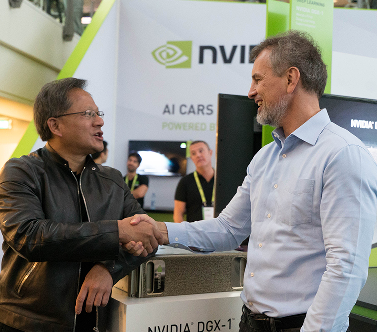 يورغن شميدهوبر (يمين) مع جنسن هوانغ (يسار)، المؤسس المشارك والرئيس والمدير التنفيذي لشركة نفيديا (يورغن شميدهوبر)