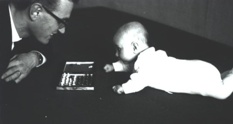 صورة تعود إلى عام 1963: حيث كان والد يورغن (يوهان شميدهوبر، على اليسار) يهزمه بانتظام في لعبة الشطرنج، وغالبا ما كان ذلك خلال أقل من 90 حركة (يورغن شميدهوبر)