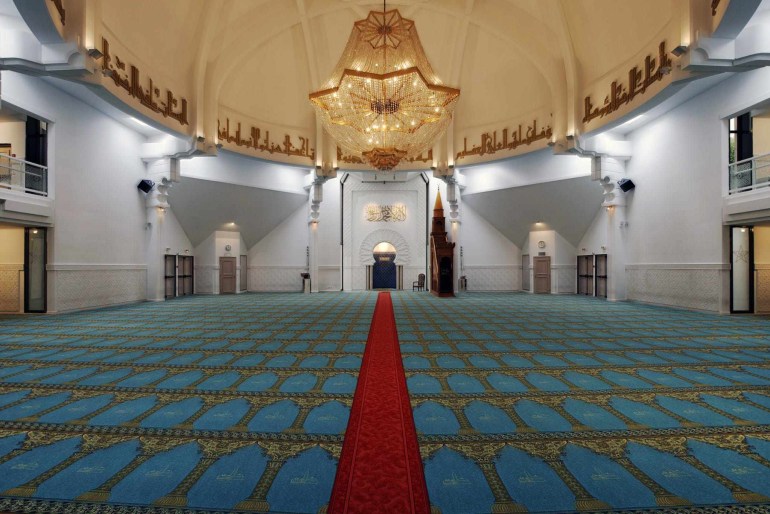 قاعة الصلاة في مسجد ليون الكبير بنقوشها وزخرفها البديع