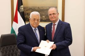 الرئيس الفلسطيني محمود عباس (يسار) أثناء لقائه محمد مصطفى بعد تعيينه رئيسًا للوزراء (الأناضول)