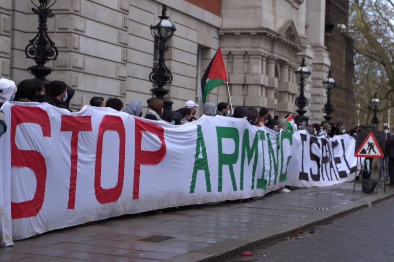 المتظاهرين يمنعون الدخول لمبنى وزارة الأعمال و التجارة البريطانية المصدر خاص البوكس نيوز (لندن من أجل فلسطين)