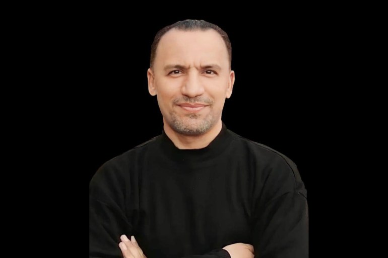 الدكتور معين حداد (بالخلفية السوداء)، رئيس اللجنة الإعلامية والتثقيفية في نقابة أطباء الأسنان الأردنية