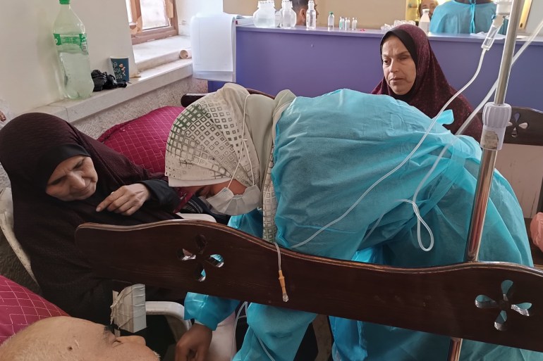 هبة أبو حصيرة تحاول التعافي من فاجعة إعدام أسرتها من خلال التطوع كممرضة وخدمة الجرحى والمرضى (خاص بالجزيرة نت)