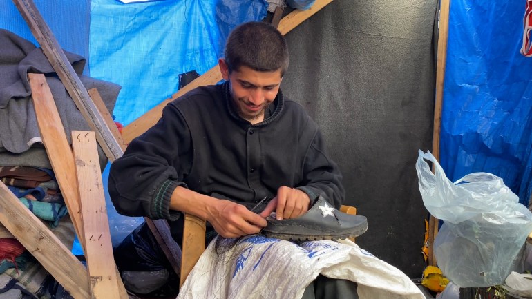 الحرب تخلق أزمة وتنعش مهنة إصلاح الأحذية القديمة في غزة