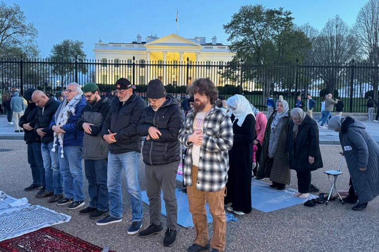 ادى بعض المشاركين صلاة المغرب أمام البيت الأبيض