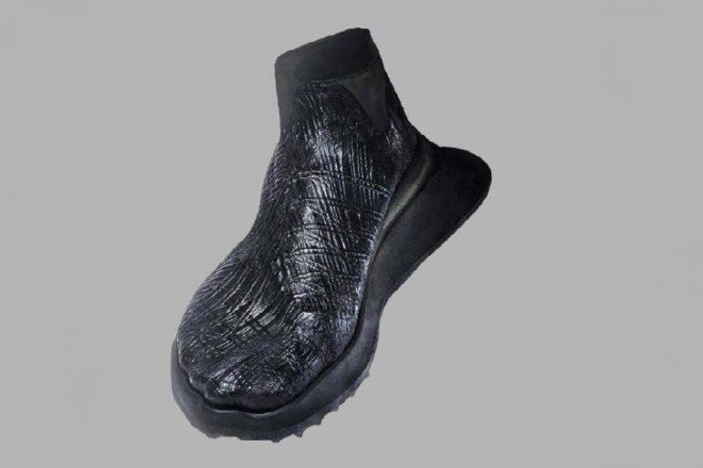 النموذج الأولي تم تشكيله على وعاء مصمم خصيصا على شكل حذاء، وتم صبغه بواسطة العمليات البيولوجية الخاصة بالبكتيريا (إمبريال كوليدج لندن)