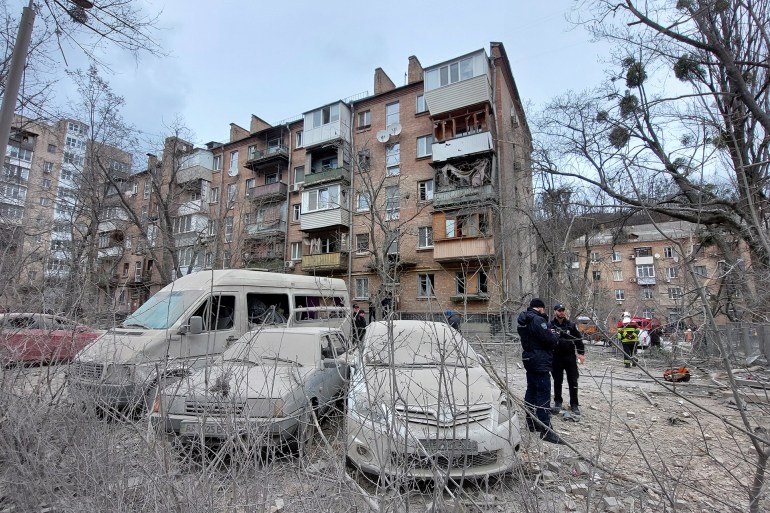 من قصف على كييف في 25 مارس الماضي أصاب مبنا سكنيا بحسب الإدارة المحلية