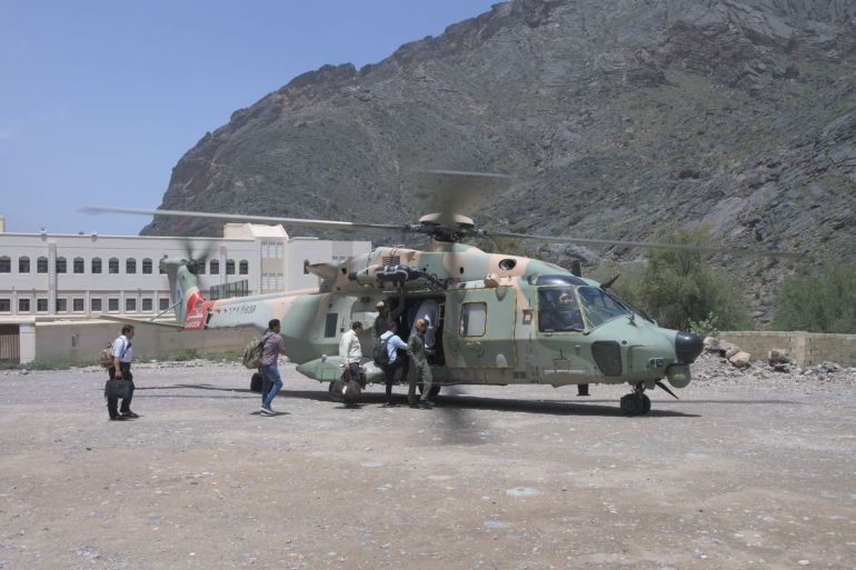 طيران سلاح الجو العماني ينقل عدد من المعلمين العالقين في أحدى المدارس-وكالة الأنباء العمانية