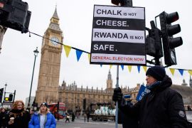 متظاهرون في لندن مناهضون لترحيل اللاجئين يحمل أحدهم لافتة تقول: الطبشور ليس زبدة ورواندا ليست آمنة (الأوروبية)