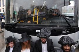 يهود متطرفون يمنعون حافلة من السير خلال مظاهرة لهم في القدس المحتلة ضد التجنيد (الأوروبية)