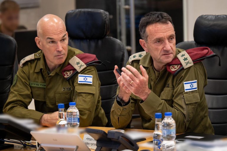 صورة 2 رئيس الأركان هليفي مع قائدد القيادة الشمالية اللواء أوري جوردين تصوير المتحدث باسم الجيش الإسرائيلي التي عممها للاستعمال الحر لوسائل الإعلام