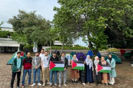 طلاب جامعة كارادينيز في طرابزون يرفعون أعلام فلسطين في الحرم الجامعي (الجزيرة)