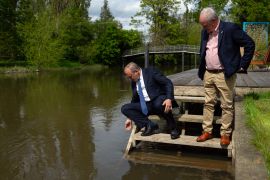 سياسي بريطاني يعاين بنفسه مستوى تلوث نهر التايمز الناتج عن تسرب مياه الصرف الصحي (غيتي)
