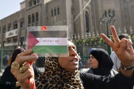 السلطات المصرية كانت قد اعتقلت ناشطين وناشطات في وقفة تضامنية مع نساء غزة والسودان (الفرنسية)