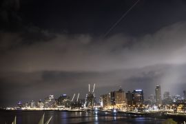 سماء تل أبيب خلال تعرضها لهجوم صاروخي (الأناضول)