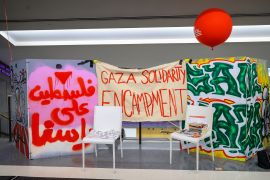 لافتات تضامنية طلابية مع فلسطين في نيويورك الأميركية (الأناضول)