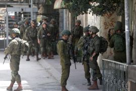 قوات إسرائيلية دهمت عددا من المنازل الفلسطينية في مدن الضفة الغربية (وكالة الأناضول)