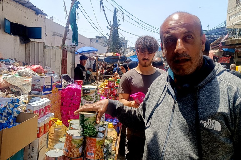 5-سعيد هزاع: الناس في غزة لا تمتلك النقود لشراء السلع التموينية والقمامة تنتشر في كل مكان (خاص بالجزيرة نت)