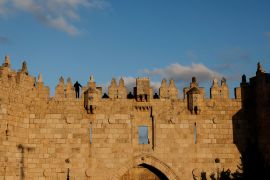 سور مدينة القدس يشهد على مراحل مختلفة من تاريخها (رويترز)