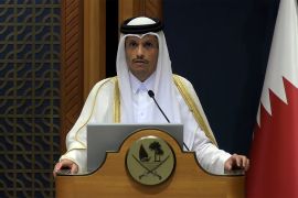 رئيس الوزراء وزير الخارجية القطري والضيف الأميركي استعرضا العلاقات الإستراتيجية الوثيقة بين الدوحة وواشنطن (الجزيرة)