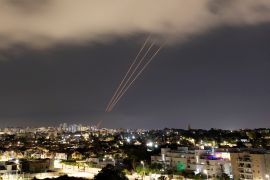 إطلاق صواريخ باليستية ومسيّرات إيرانية باتجاه إسرائيل يوم 13 أبريل/نيسان 2024 (رويترز)