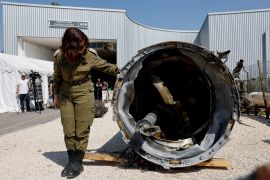 الجيش الإسرائيلي يعرض بقايا صواريخ إيرانية قال إنه انتشلها من البحر الميت بعد الهجوم المباشر الأول لإيران على إسرائيل (رويترز)