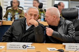 نتنياهو (يسار) برفقة وزير دفاعه يوآف غالانت (تصوير مكتب الصحافة الحكومي الإسرائيلي التي عممها للاستعمال الحر للإعلام)