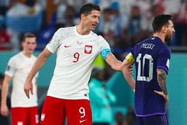 ميسي رفض مصافحة ليفاندوفسكي بعد فوز الأرجنتين على بولندا بمونديال 2022 (غيتي)