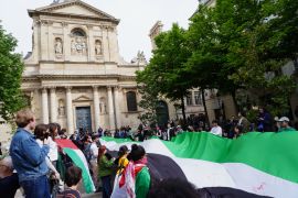 وقفة احتجاجية للطلاب أمام جامعة السوربون في العاصمة الفرنسية باريس لوقف العدوان الإسرائيلي على غزة (الجزيرة)