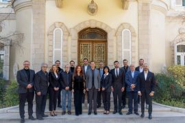 بشار الأسد يجتمع بمجموعة من الفنانين السوررين الموالين له (مواقع التواصل الاجتماعي)