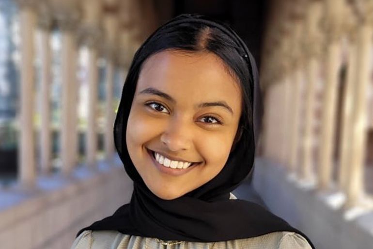 أسنا تبسّم طالبة أميركية مسلمة من أصول هندية