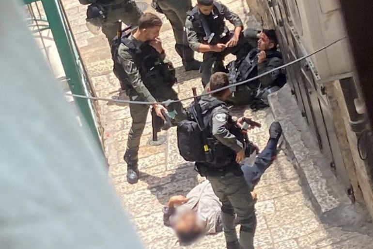 منفذ عملية الطعن في القدس المحتلة هو التركي حسن سكالانين 34 عاماً ، استشهد بعد اطلاق قوة عسكرية النار عليه . المصدر: @tamerqdh