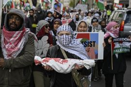 متظاهرون يسيرون إلى البيت الأبيض ضمن مظاهرة مؤيدة للفلسطينيين، تدين الهجمات الإسرائيلية على غزة، في واشنطن العاصمة (الأناضول)