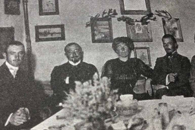 عشاء في وداع بيل عن اشور التي تجلس في الوسط في أبريل 1911 المصدر: كتاب في أثر الملوك والغزاة جيرترود بيل وأركيولوجيا الشرق الأوسط