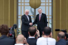 أردوغان (يمين) خلال ترحيبه أمس الأربعاء بنظيره الألماني شتاينماير في القصر الرئاسي بأنقرة (رويترز)