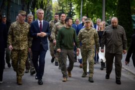 ستولتنبرغ (الثاني من اليسار) خلال زيارته إلى كييف أمس وبصحبته زيلينسكي والقائد العام للقوات المسلحة الأوكرانية، ووزير الدفاع الأوكراني (رويترز)