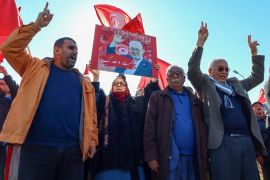 احتجاجات سابقة في تونس تطالب بإطلاق سراح رئيس البرلمان المنحل راشد الغنوشي (رويترز)