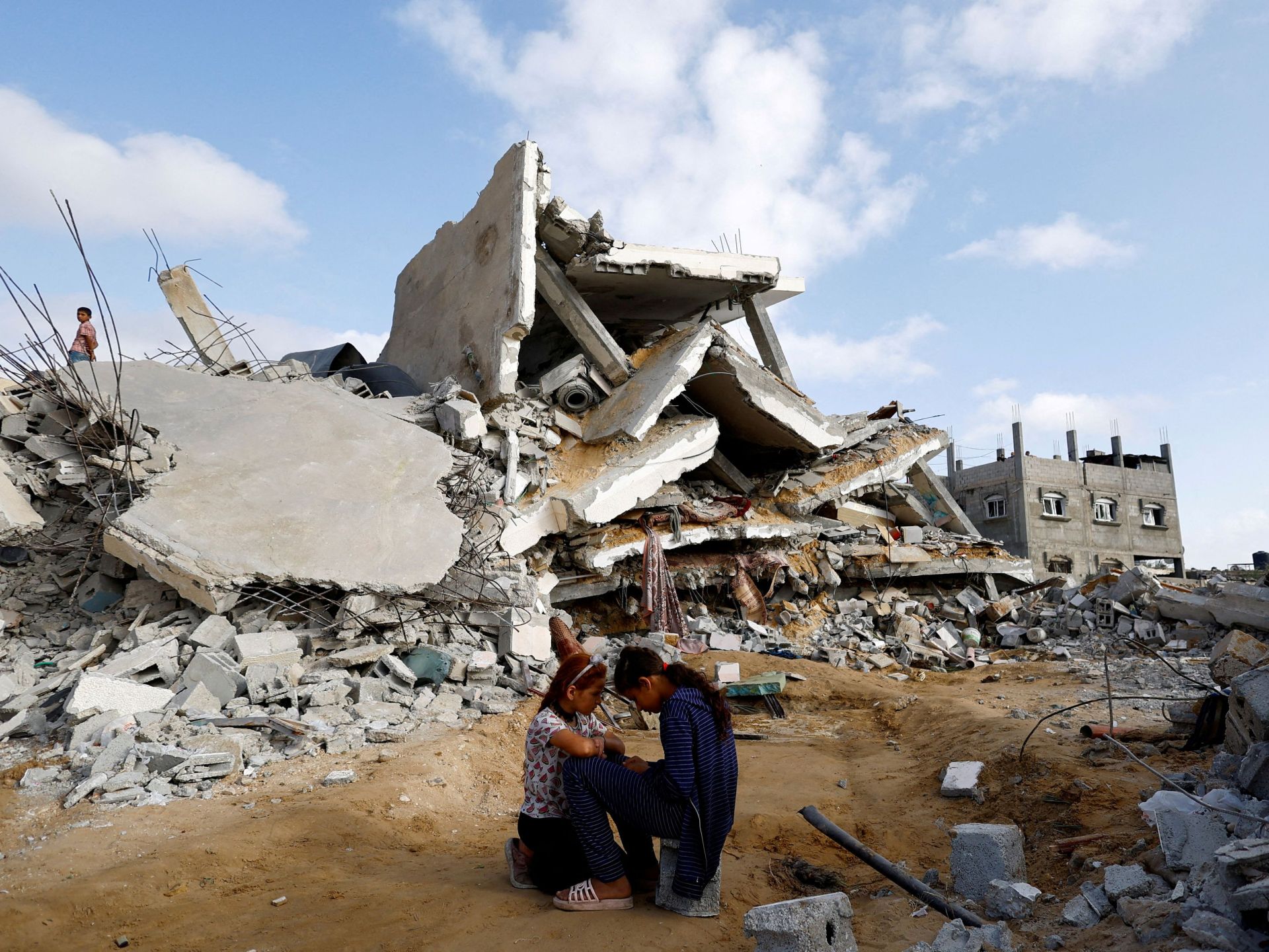 الاحتلال يقصف شواطئ غزة ويكثف غاراته وسط القطاع