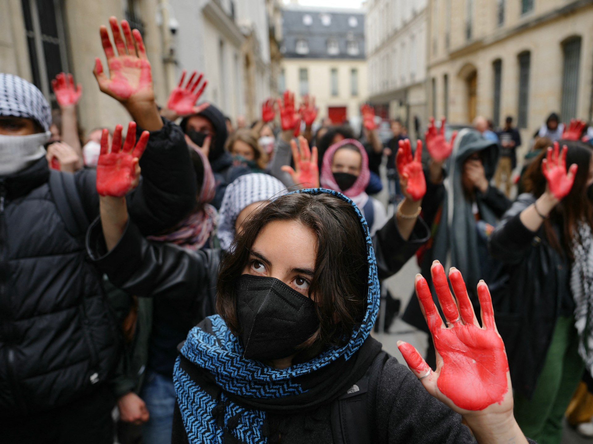 France : Les paumes peintes avec du sang en solidarité avec Gaza suscitent la colère des partisans du message israélien
