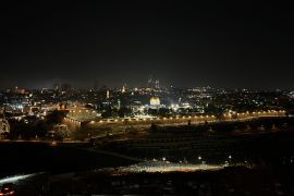 صورة ليلية للأقصى المبارك ومدينة القدس مأخوذة من جبل الزيتون جنوب شرق المسجد الشريف (الجزيرة)