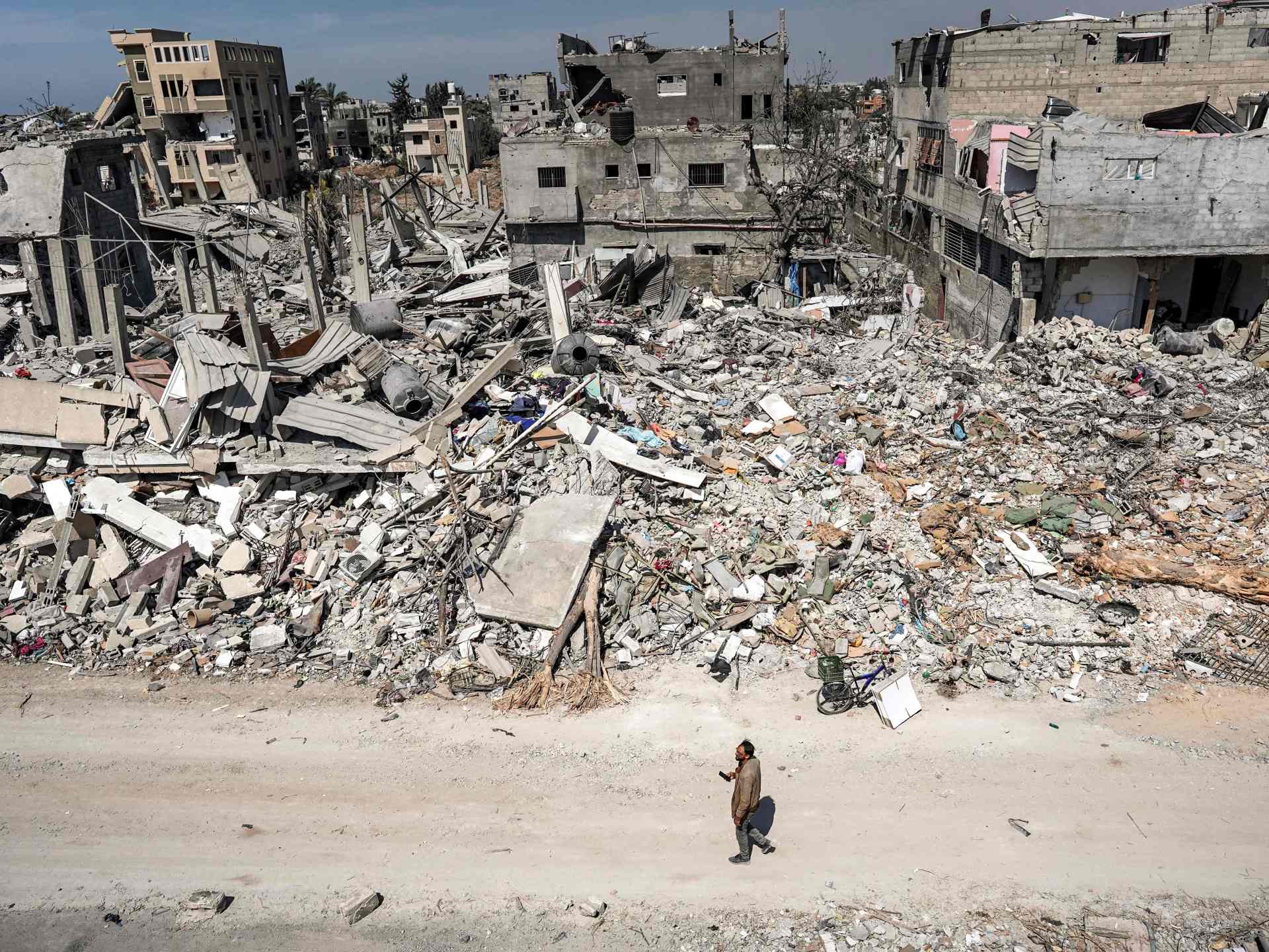 شهداء في تجدد القصف الإسرائيلي لغزة بعد اكتشاف مقابر جماعية