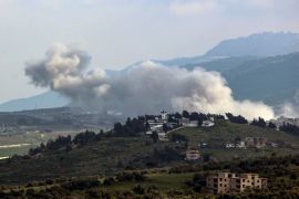 الدخان يتصاعد من موقع لبناني بعد استهدافه بغارة إسرائيلية (الفرنسية-أرشيف)