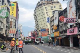 عمارة في مدينة &quot;هوالين&quot; مالت أكثر بفعل الهزات الارتدادية التي تلت الزلزال الذي ضرب تايوان مطلع الشهر الجاري (الفرنسية)