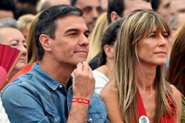 سانشيز مع زوجته بيغونيا غوميز المتهمة في قضية فساد (الفرنسية)